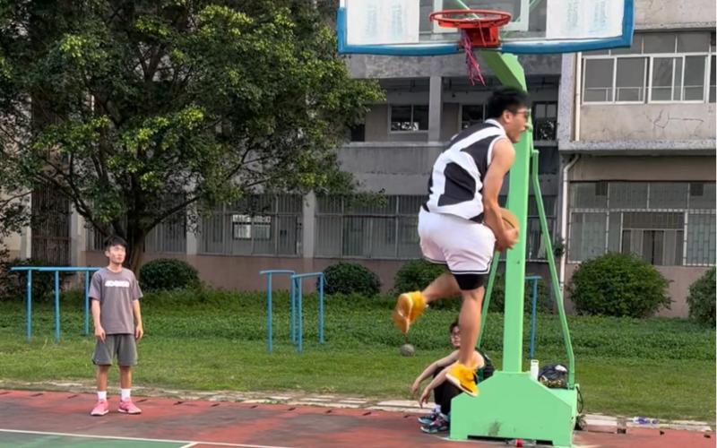 场上碰撞导